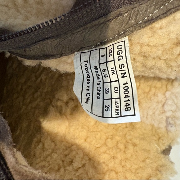 UGG. Black boots. Size 8. - Picture 11 of 11